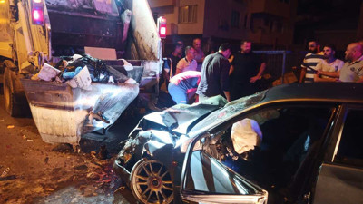 Mersin’de feci kaza: Otomobil çöp kamyonuna çarptı