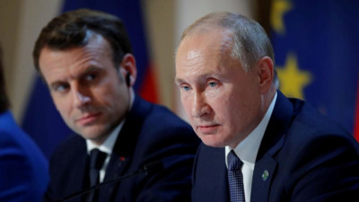 Rusya Devlet Başkanı Vladimir Putin ve  Emmanuel Macron 3 yıl sonra ilk kez yüz yüze görüştü