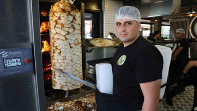 Adana’da serinlemenin ilginç yolu: Kalıp buz vücutta!