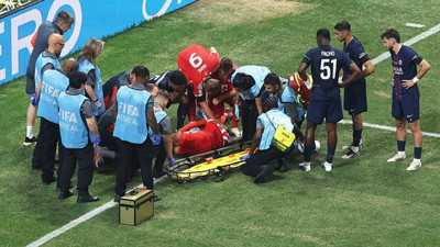 FIFA çeyrek finalinde şok! Yıldız futbolcunun ayağı kırıldı