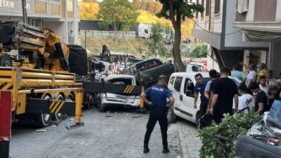 Başakşehir'de facia! Kontrolden çıkan vinç 23 aracı biçti