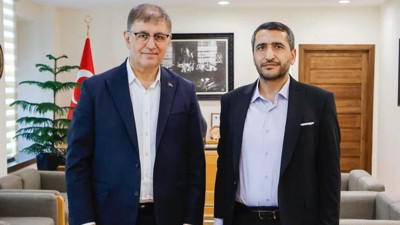 Ulusal Kanal Ege Temsilcisi Muhammed Çopur, İzmir Büyükşehir Belediye Başkanı Cemil Tugay’ı ziyaret etti