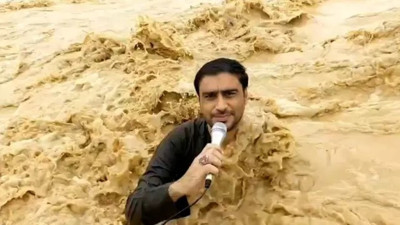 Pakistan’da sel ortasında yayın yapan muhabir akıntıya kapıldı