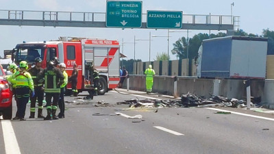 Otoyola düşen uçak alev aldı! Ölü ve yaralılar var