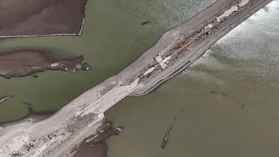 Barajda su kalmayınca asfalt belirdi! Eski İzmir-Çeşme yolu yeniden gün yüzünde