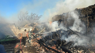 Kaynak kıvılcımı faciaya yol açtı: Ev, araç ve ahır yandı, 3 buzağı öldü