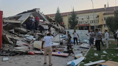 Balıkesir depreminde yıkılan binanın müteahhidi ve sahibi gözaltına alındı