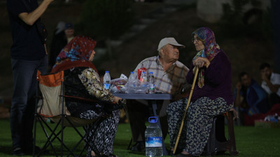 Balıkesir Sındırgı’da 6,1 büyüklüğünde deprem: Vatandaşlar geceyi stadyumda geçirdi