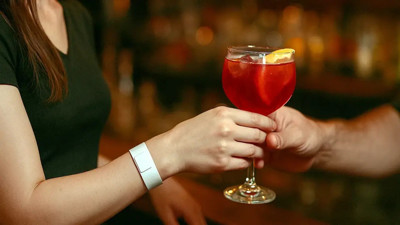 İçeceğinize ilaç katıldı mı? Bu bileklik anında gösteriyor