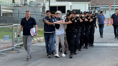 Kaza süsüyle pusu kurdular: Esnafı silahla alıkoyan çete çökertildi!