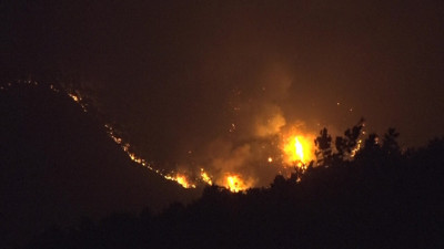 Kocaeli alev alev! Orman yangını 8,5 saattir sürüyor, köy tahliye edildi