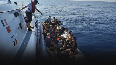 Lastik bot batmak üzereyken 43 göçmen böyle kurtarıldı!