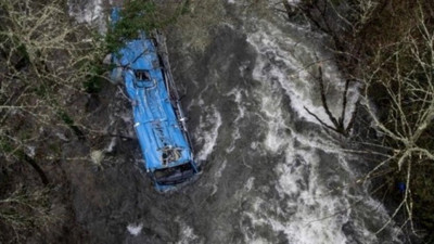 Köprüde feci kaza: Nehre düşen otobüste 18 kişi hayatını kaybetti