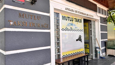 Taksi durağında korku dolu anlar: Saldırgan elinde kılıçla durağı bastı!