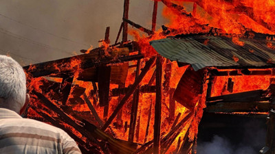 Korkutan yangın: Çöplükte başladı, 5 samanlığı yok etti