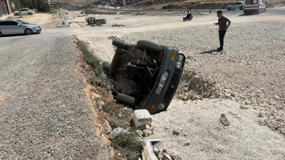 Adıyaman'da korkutan kaza!  Otomobil altyapı çukuruna düştü, yaralılar var