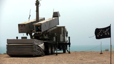 İran Donanması dev tatbikata başladı: Füzeler hedefi vurdu