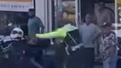 İzmir’de dehşet: Trafik polisine tekmeli yumruklu saldırı