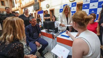 CHP Genel Başkanı Özgür Özel, Ferdi Zeyrek’in kızı Nehir’in üniversite kaydını yaptı