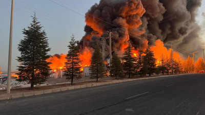 Alevler gökyüzünü kapladı! Niğde’de ambalaj fabrikası cayır cayır yanıyor