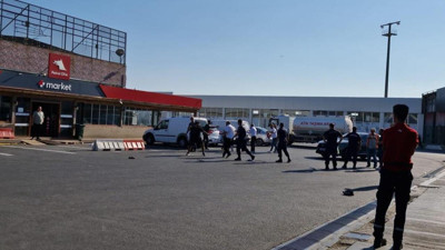 Tekme tokatlar havada uçuştu: Omuz atma kavgasında iki aile gözaltında