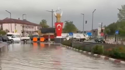 Bartın’da sağanak yağış paniğe yol açtı: Caddeler nehre döndü, ev ve iş yerlerini su bastı