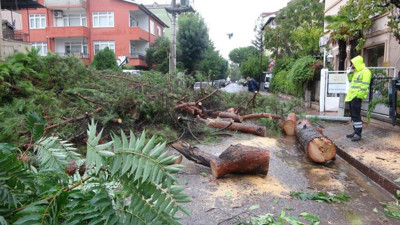 Kocaeli’yi sağanak vurdu: Çatıya yıldırım düştü, caddeler dereye döndü!