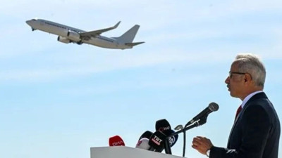 Uçak yolculuklarında ücretsiz su dönemi başlıyor: Bakan Uraloğlu açıkladı