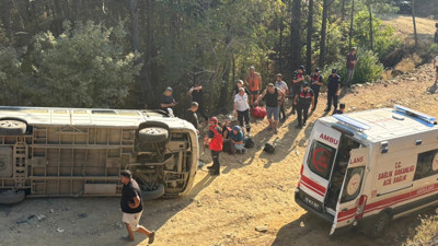 Balıkesir’de tur minibüsü devrildi! 11 kişi yaralandı