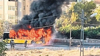 Ümraniye’de İETT otobüsü alev aldı: Yolcular tahliye edildi