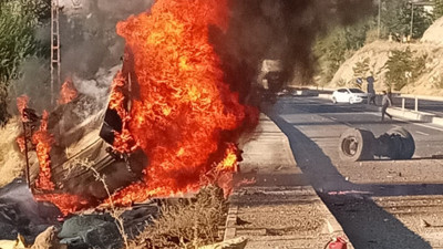 Malatya’da korkunç kaza: Otobüsle çarpışan tır dereye yuvarlanıp alev alev yandı