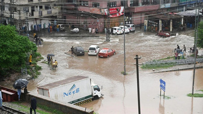 Muson yağışları ülkeyi vurdu! Can kaybı 985’e yükseldi