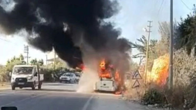 Mersin'de öğrenci servisi yandı: Öğrenciler son anda tahliye edildi