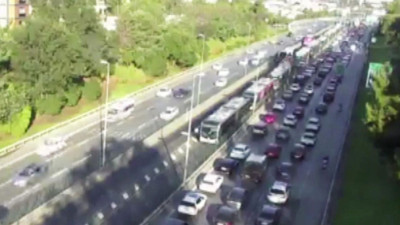 Kadıköy Acıbadem metrobüs çarpışması: İtfaiye ve polis olay yerinde