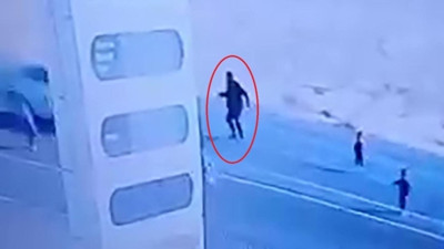 Ağrı’da feci kaza: Çocukları kurtarmak için koştu, otomobil çarptı