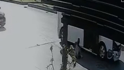 Minibüs faciası ucuz atlatıldı: Kapısı açık hareket eden araçtan öğrenci yere düştü