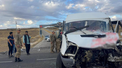 Van’da korkunç kaza! Okul servisiyle tır çarpıştı, 15 kişi yaralandı