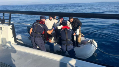 İzmir açıklarında düzensiz göçmen operasyonu: 44 kişi yakalandı