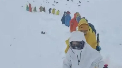 Everest Dağı'nda felaket: Kar fırtınasında bin kişi mahsur kaldı