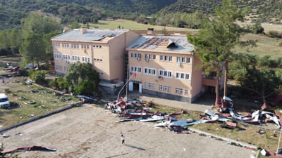 Adana’da korku dolu anlar! Hortum lisenin çatısını havaya uçurdu, ağaçları devirdi