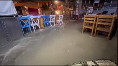 Çeşme’de gece yarısında kabus! Şiddetli yağış ilçeyi sular altında bıraktı