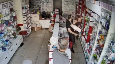 Eczacı kalfasına kan donduran saldırı: “İlacı yanlış verdin” dedi, sopa ve bıçakla saldırdı