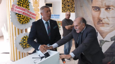 İYİ Parti kongresinde gerginlik çıktı! Kürsü devrildi
