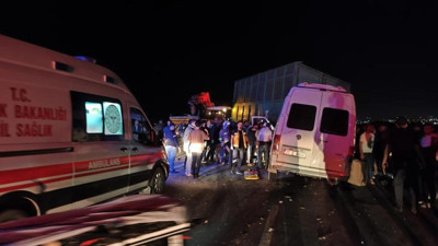 Hatay'da feci kaza! Yolcu minibüsü traktöre çarptı: 15 yaralı!