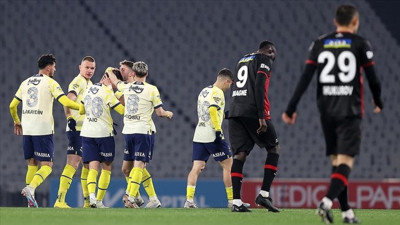 Kadıköy’de nefes kesen maç! Fenerbahçe, 10 kişi kalan Karagümrük’ü 2-1 mağlup etti