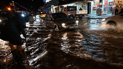 Osmaniye’yi sağanak vurdu! Ev ve iş yerlerini su bastı, yollar kapandı