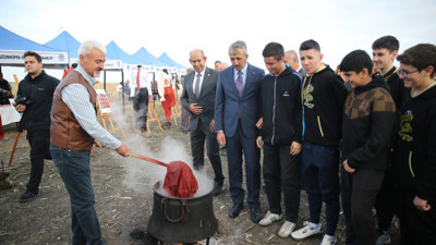 Formülü casuslar tarafından çalınan 'efsane renk' için kazanlar kaynadı! Edirne kırmızısı bitkisinin hasadı yapıldı!