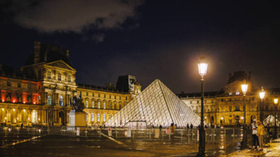 Louvre Müzesi'nin müdürü istifasını sundu