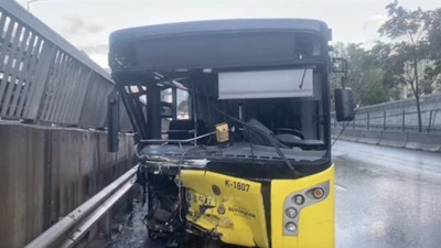 İstanbul Kadıköy’de İETT otobüsü bariyerlere çarptı! Şoför alkollü çıktı