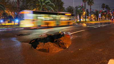 İstanbul’da sağanak sonrası yol çöktü! Vatan Caddesi’nde taksi takla attı